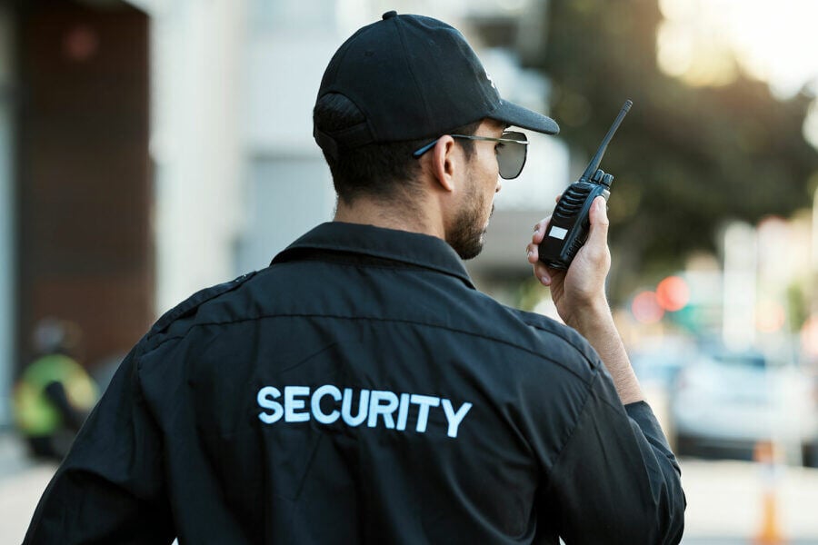 guardia-seguridad-privada-uniforme-negro-900x600