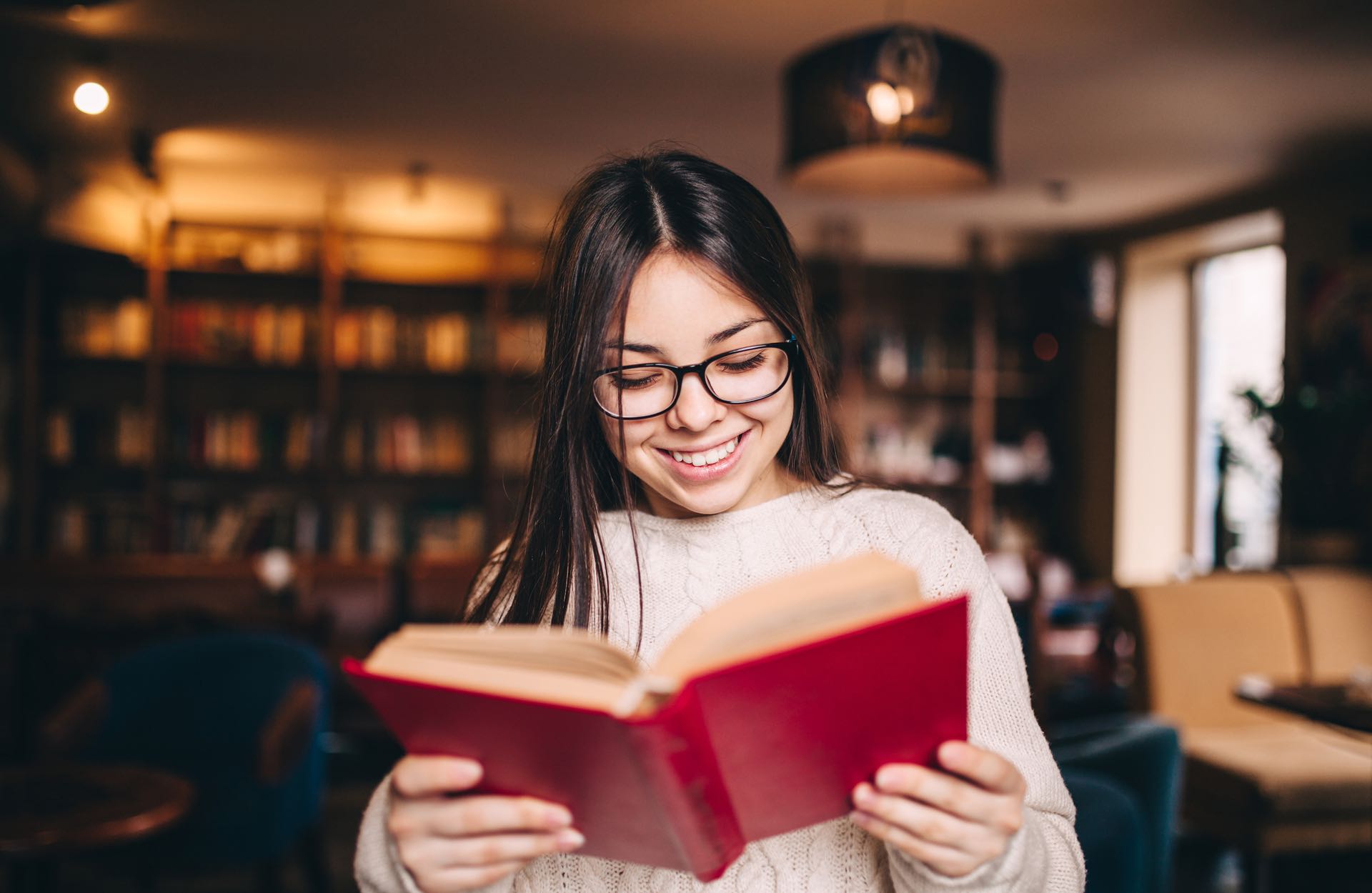 mujer leyendo un libro 